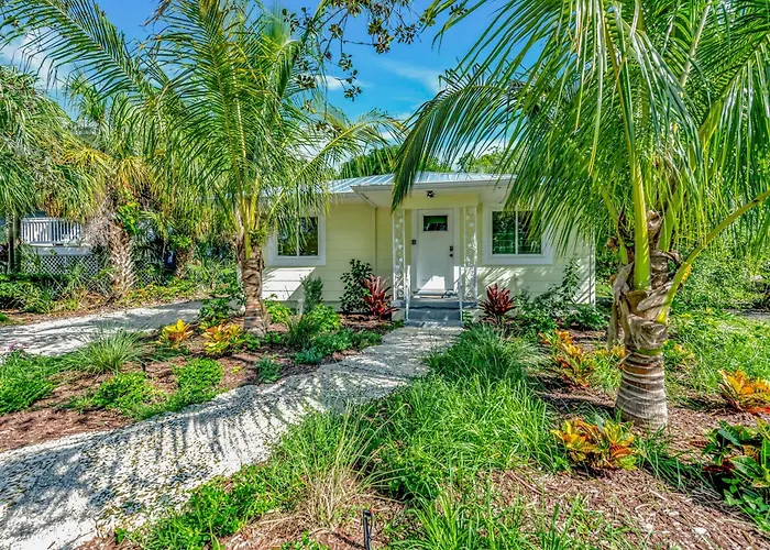 Casa Posada - So Close You Can Hear The Waves Historic Beach Cottage W Beach Gear