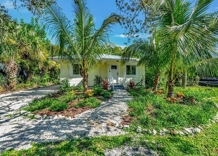 Casa Posada - So Close You Can Hear The Waves Historic Beach Cottage W Beach Gear